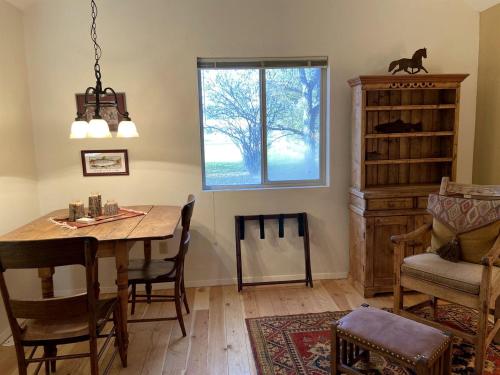 Charming Riverside Vacation Rental with Scenic Mountain Views near Ennis, Montana in Ennisa (MT)