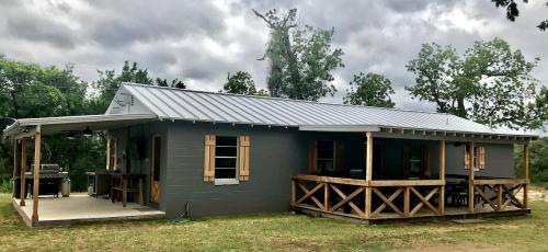 Creekside Cabin in Llano Ideal for a Weekend Getaway in Texas Hill Country, Llano