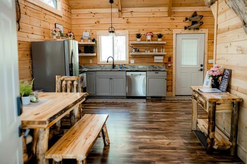 Rustic Wooden Cabin with Hot-tub in Campbellsville, Kentucky in 坎貝爾斯威爾