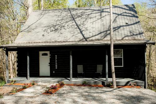 . Rustic Wooden Cabin with Hot-tub in Campbellsville, Kentucky