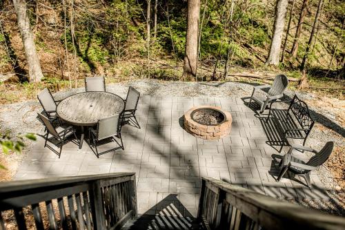 Rustic Wooden Cabin with Hot-tub in Campbellsville, Kentucky in 坎貝爾斯威爾