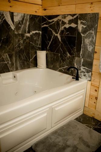 Rustic Wooden Cabin with Hot-tub in Campbellsville, Kentucky in 坎貝爾斯威爾