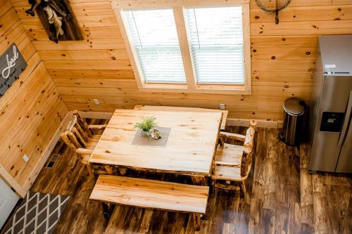 Rustic Wooden Cabin with Hot-tub in Campbellsville, Kentucky in 坎貝爾斯威爾