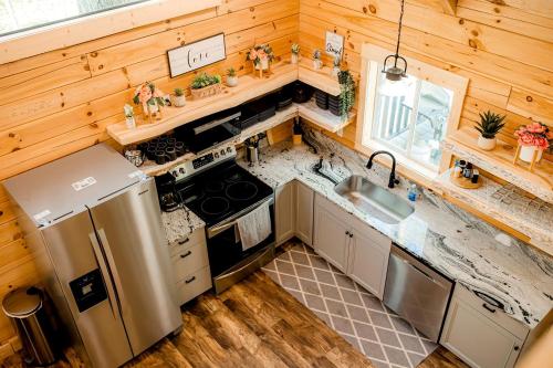 Rustic Wooden Cabin with Hot-tub in Campbellsville, Kentucky in 坎貝爾斯威爾