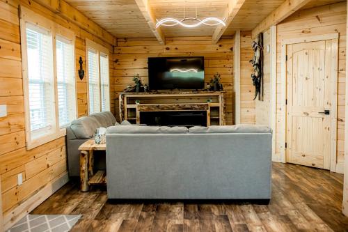 Rustic Wooden Cabin with Hot-tub in Campbellsville, Kentucky in 坎貝爾斯威爾