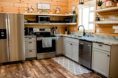 Rustic Wooden Cabin with Hot-tub in Campbellsville, Kentucky in 坎貝爾斯威爾
