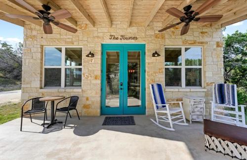 Cozy Spacious Studio Cottage for a Peaceful Romantic Escape to Texas Hill Country near Dripping Spri in Dripping Springs (TX)