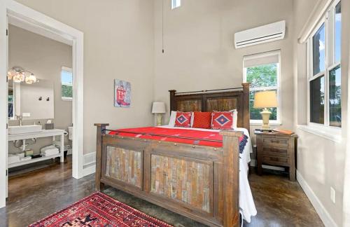 Cozy Spacious Studio Cottage for a Peaceful Romantic Escape to Texas Hill Country near Dripping Spri in Dripping Springs (TX)
