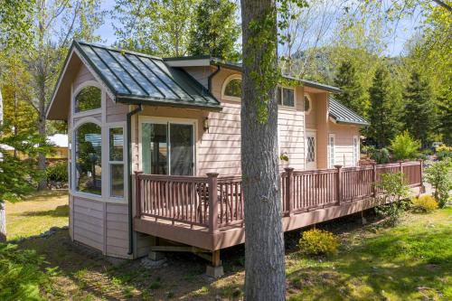 Family-Size Cottage with Trinity River Views in California