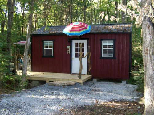 Secluded Sedona Tiny House in Woods Near Lake | Fire Pit, Hammocks, Full Kitchen & Breakfast, Cedar Grove