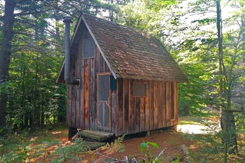 Charming Tiny House Rental with a Wood-Burning Fireplace near Gore Mountain, New York, North Creek