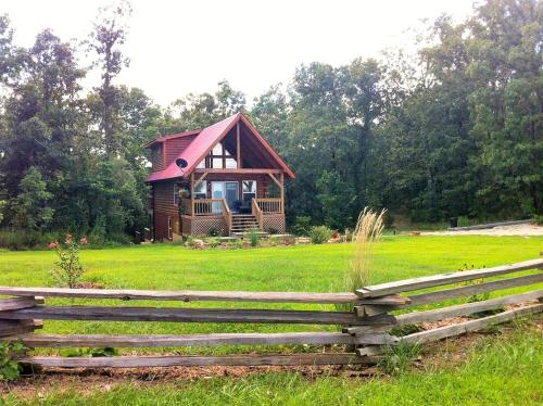 Two-Story Log Cabin Rental with a Hot Tub near Upper Meramec River, Missouri in 古巴