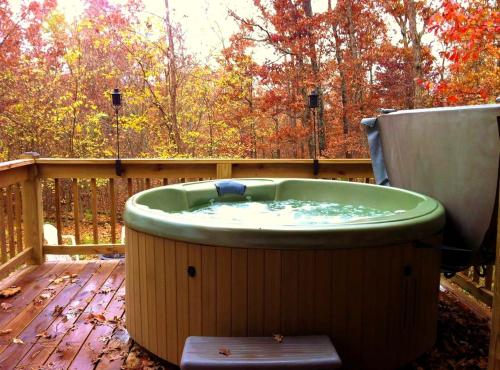 熱水浴缸, Two-Story Log Cabin Rental with a Hot Tub near Upper Meramec River, Missouri in 古巴