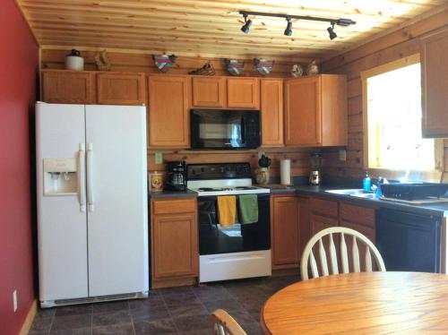 Two-Story Log Cabin Rental with a Hot Tub near Upper Meramec River, Missouri in 古巴