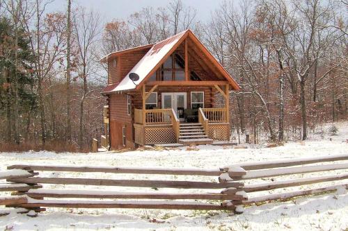 Two-Story Log Cabin Rental with a Hot Tub near Upper Meramec River, Missouri in 古巴