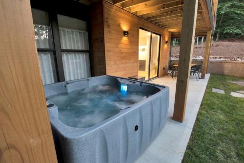 Karstais baseins, Luxury Mountain Retreat with Hot Tub Near Lake Hartwell & Clemson, SC in Westminster (SC)
