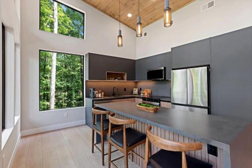 Luxury Mountain Retreat with Hot Tub Near Lake Hartwell & Clemson, SC in Westminster (SC)