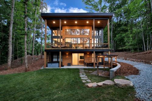 Luxury Mountain Retreat with Hot Tub Near Lake Hartwell & Clemson, SC in Westminster (SC)