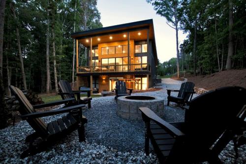 Luxury Mountain Retreat with Hot Tub Near Lake Hartwell & Clemson, SC in Westminster (SC)