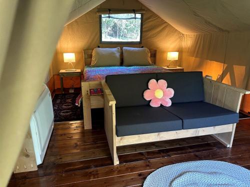 Splendid Safari Tent Sanctuary near Smoky Mountains in Tennessee in Parrottsville (TN)