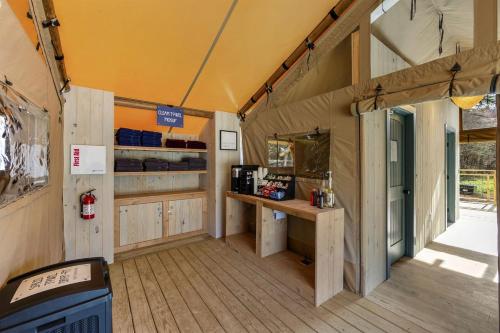 Splendid Safari Tent Sanctuary near Smoky Mountains in Tennessee in Parrottsville (TN)