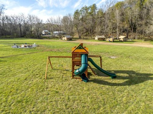 Splendid Safari Tent Sanctuary near Smoky Mountains in Tennessee in Parrottsville (TN)