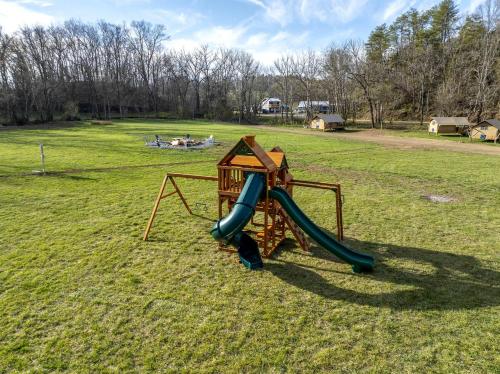 Splendid Safari Tent Sanctuary near Smoky Mountains in Tennessee in Parrottsville (TN)