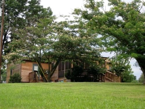 Charming Cottage Overlooking Gorgeous Citation Bass and Bream Pond near Charlottesville in Gordonsville (Virginia)
