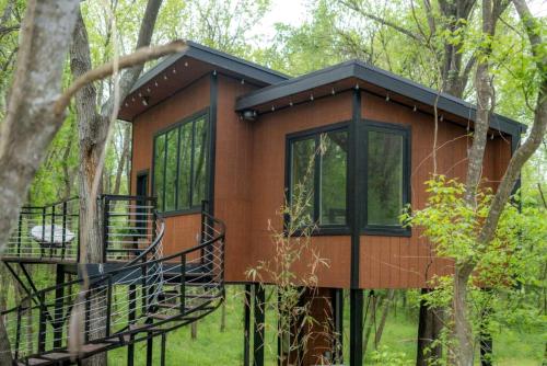 Spectacular Luxurious Tree House with Jacuzzi and Fire Pit in Texas