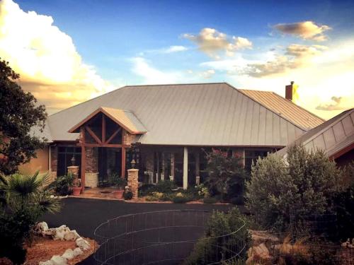 Luxury Four-Bedroom Cabin Rental with a Fireplace in New Braunfels, Texas – khách sạn tại Bulverde