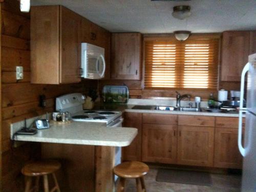 Idyllic Waterfront Log Cabin in Wayne County Overlooking Lake Wallenpaupack, Pennsylvania in Lakeville (PA)