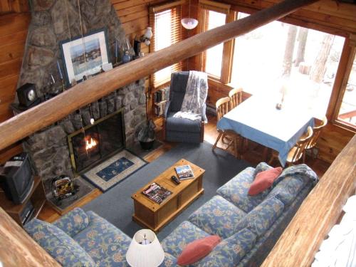 Idyllic Waterfront Log Cabin in Wayne County Overlooking Lake Wallenpaupack, Pennsylvania in Lakeville (PA)