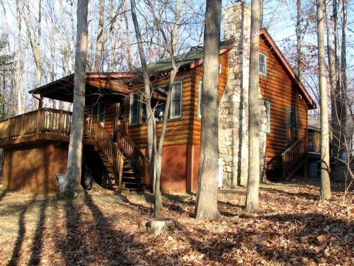 Idyllic Waterfront Log Cabin in Wayne County Overlooking Lake Wallenpaupack, Pennsylvania in Lakeville (PA)
