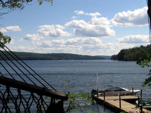 Idyllic Waterfront Log Cabin in Wayne County Overlooking Lake Wallenpaupack, Pennsylvania in Lakeville (PA)