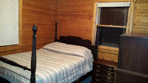 Charming Cabin Rental with Private Front Deck near Bangor, Maine in Dexter (ME)