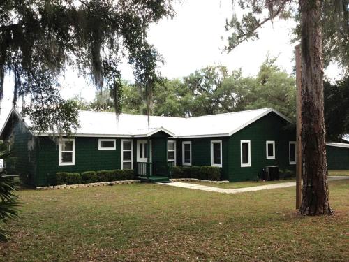 Lakefront Cottage with a Private Dock near Ocala National Forest in Orange Springs, Florida