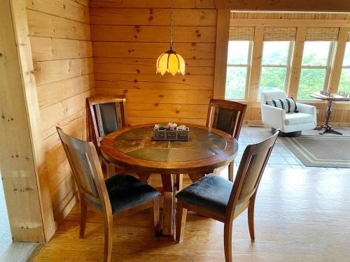 Hillside Haven Cabin with Hot Tub in Rutherfordton, NC in Green Hill