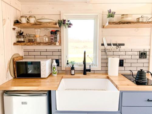 Cozy Tiny House on a Farm in Fredericksburg, Indiana - Perfect Romantic Glamping Destination in Salem (IN)