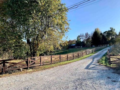 Cozy Tiny House on a Farm in Fredericksburg, Indiana - Perfect Romantic Glamping Destination in Salem (IN)
