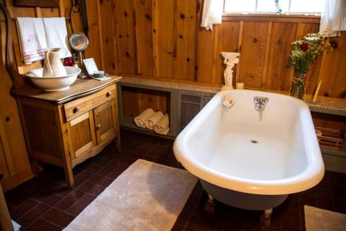 Rustic Cabin Rental with a Fireplace near Kingsport in Rogersville, Tennessee in Rogersville (TN)