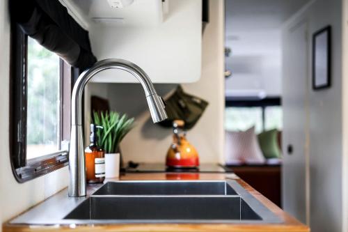 Unique Tiny House with Hot-tub, Fire Pit and Hiking Trail in Leander, Texas in Jonestown (TX)