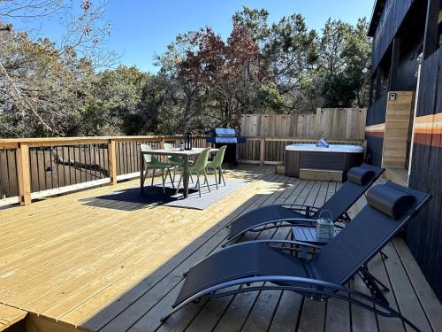 Unique Tiny House with Hot-tub, Fire Pit and Hiking Trail in Leander, Texas