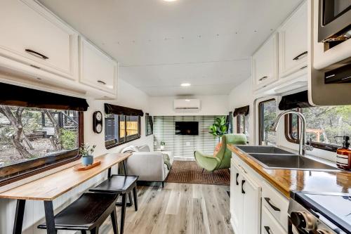 Unique Tiny House with Hot-tub, Fire Pit and Hiking Trail in Leander, Texas in Jonestown (TX)