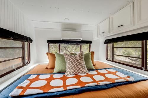 Unique Tiny House with Hot-tub, Fire Pit and Hiking Trail in Leander, Texas in Jonestown (TX)
