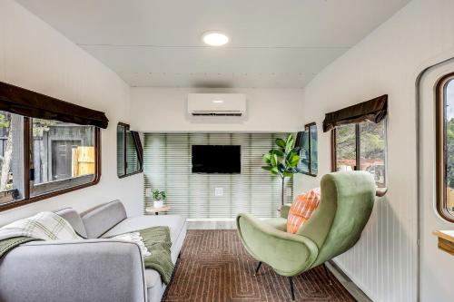 Unique Tiny House with Hot-tub, Fire Pit and Hiking Trail in Leander, Texas in Jonestown (TX)