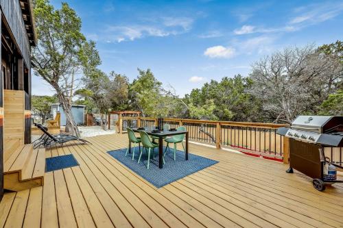Unique Tiny House with Hot-tub, Fire Pit and Hiking Trail in Leander, Texas in Jonestown (TX)