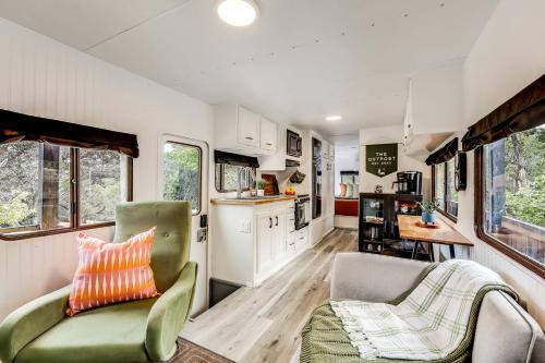 Unique Tiny House with Hot-tub, Fire Pit and Hiking Trail in Leander, Texas in Jonestown (TX)