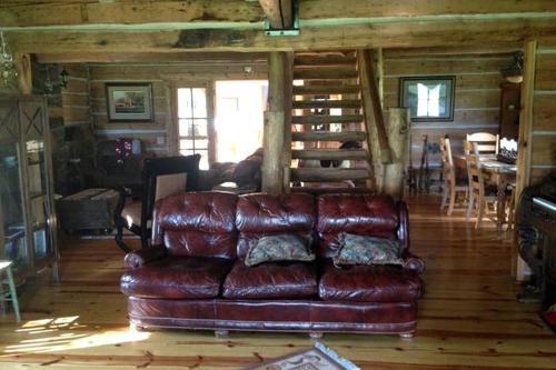 Charming Log Cabin Rental with Outdoor Grill near Gifford Pinchot National Forest in Trout Lake