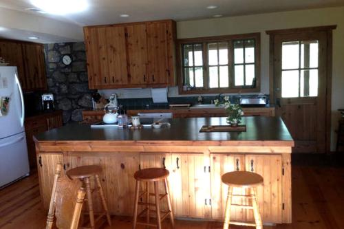 Charming Log Cabin Rental with Outdoor Grill near Gifford Pinchot National Forest in Trout Lake