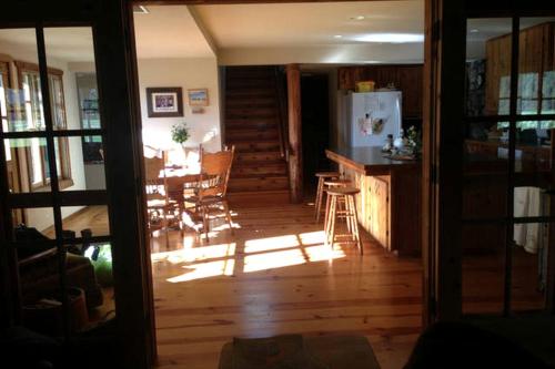 Charming Log Cabin Rental with Outdoor Grill near Gifford Pinchot National Forest in Trout Lake